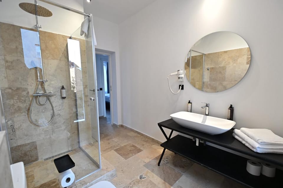Shower, Toilet, Bathroom, towels