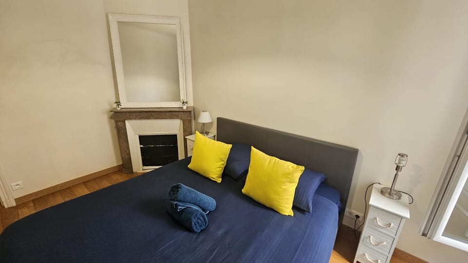 Bed, Bedroom, towels