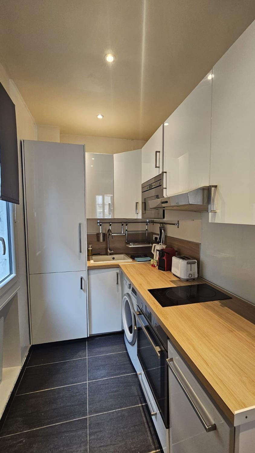 Kitchen or kitchenette, dishwasher, oven, stove
