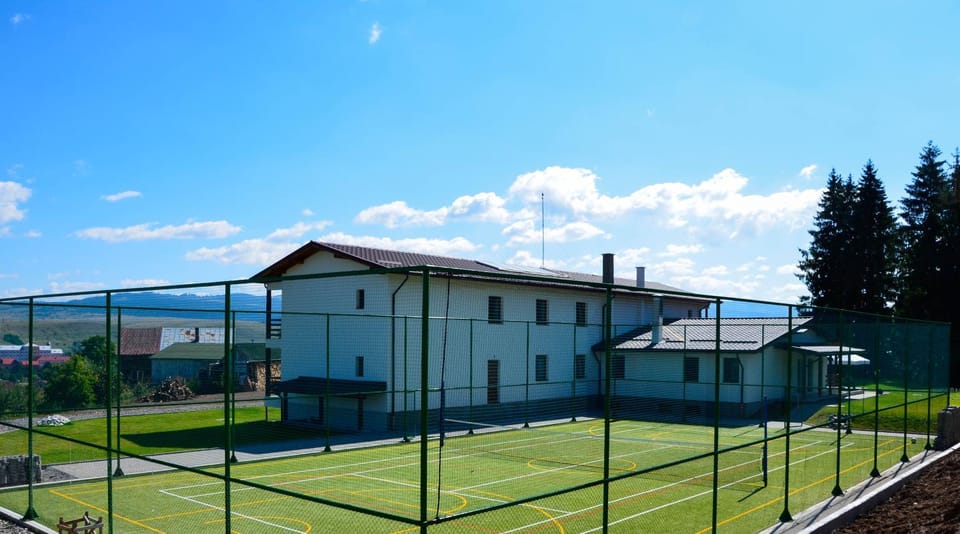 Tennis court, Area and facilities
