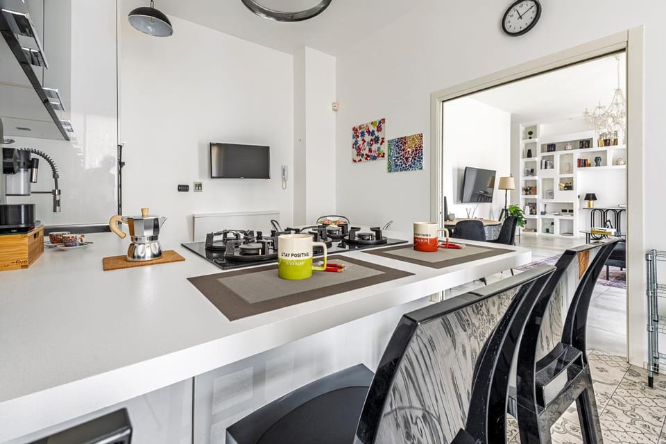 TV and multimedia, Kitchen or kitchenette, Dining area, stove