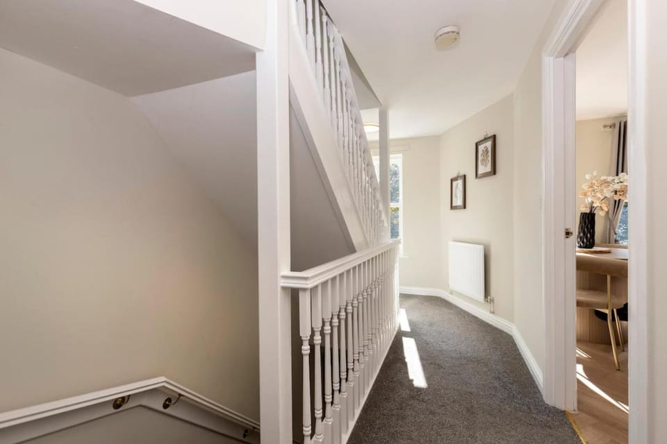 Luxury 4 BR 3 Bathroom country Retreat Parking House in England