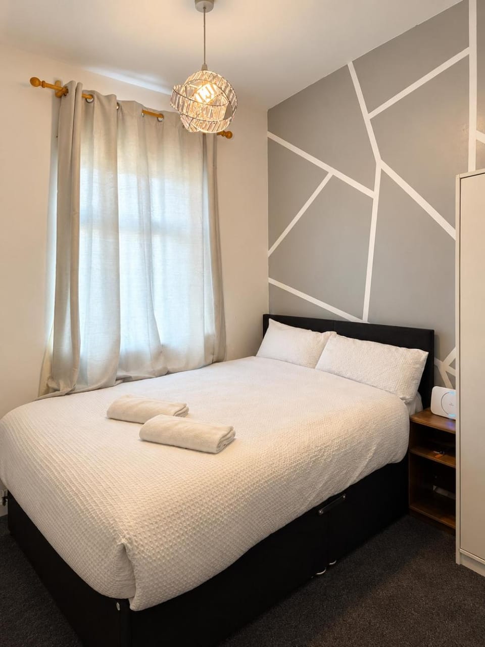 Bed, Bedroom, towels