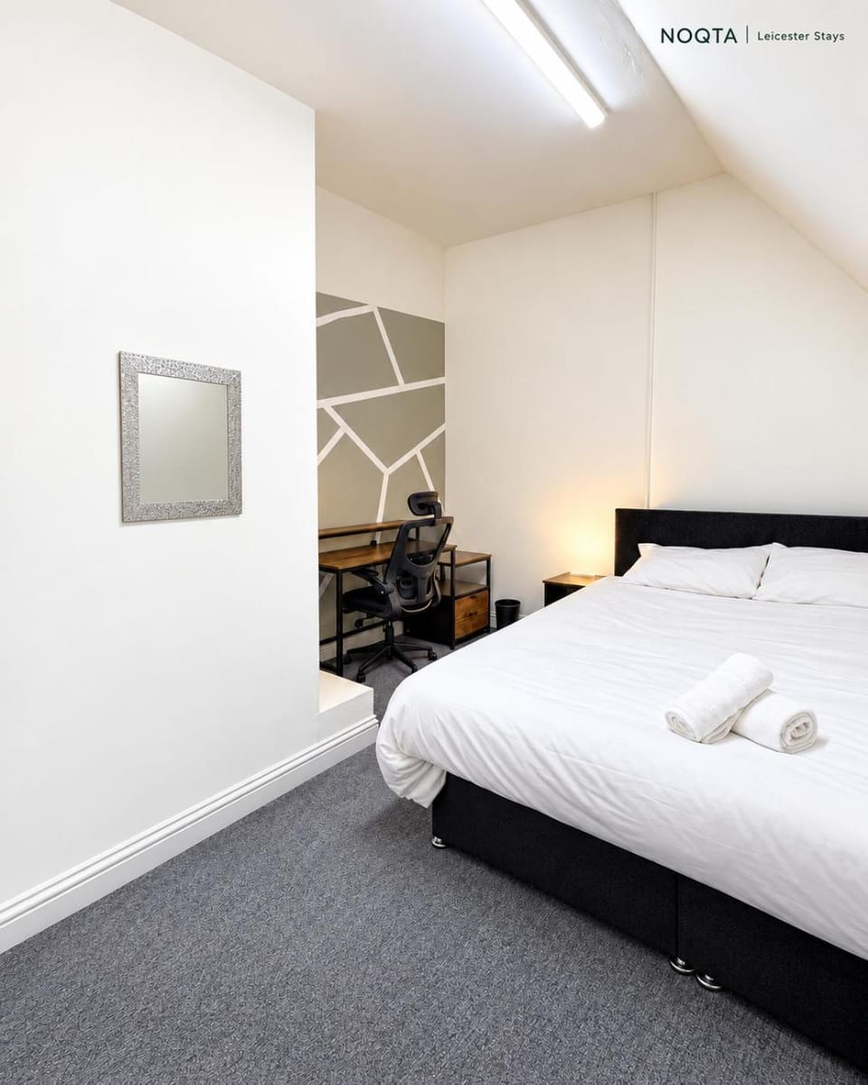 Photo of the whole room, Bedroom, towels