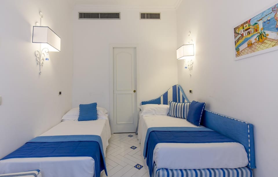 Bed, Photo of the whole room, Decorative detail