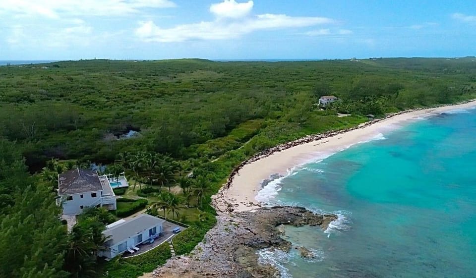 Alfred & Cottage · Private Beachfront Home Pool, Solar, Banks Rd House in North Eleuthera