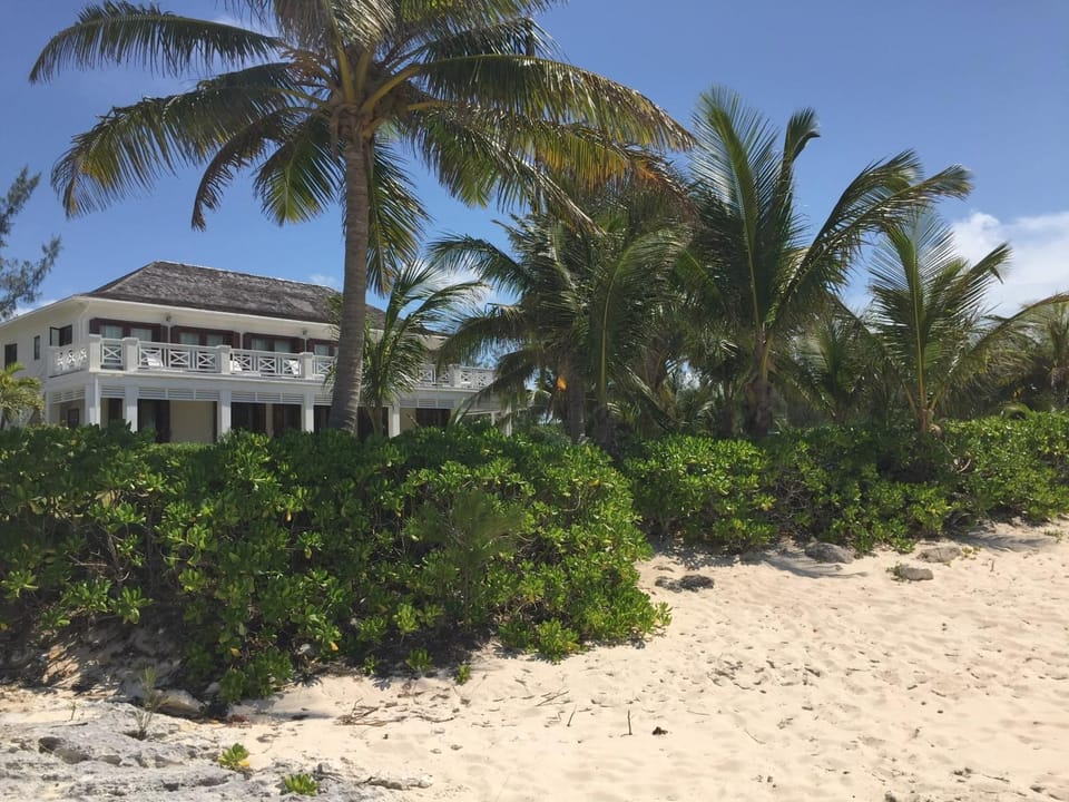 Alfred & Cottage · Private Beachfront Home Pool, Solar, Banks Rd House in North Eleuthera