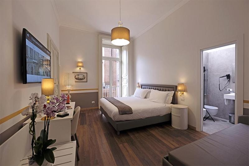 Bed, TV and multimedia, Photo of the whole room, Bedroom