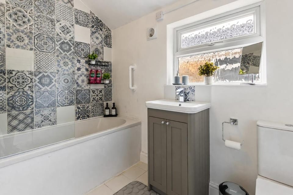 Modern 3BDR House CCTV with Free Parking Apartment in Grimsby