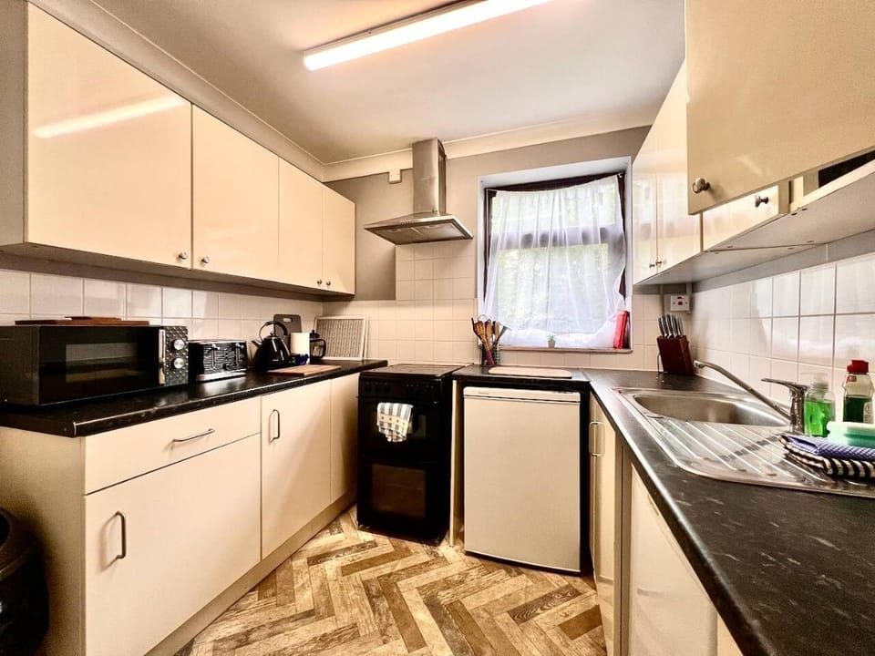 Coffee/tea facilities, Kitchen or kitchenette, microwave, oven, storage, toaster