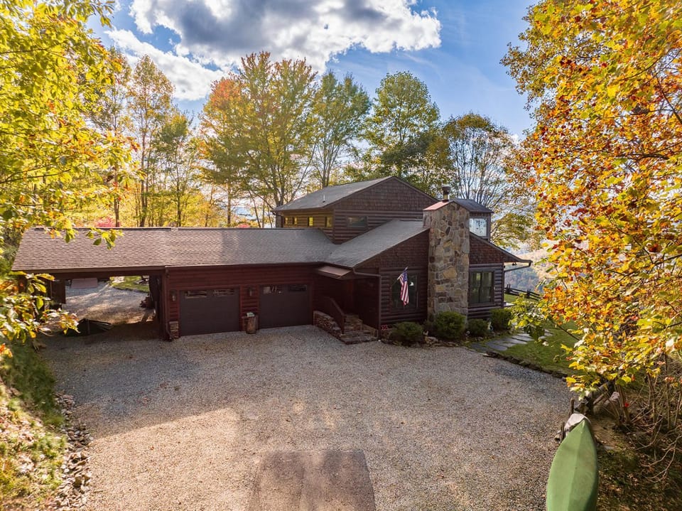 Eagle's Summit House in Fontana Lake