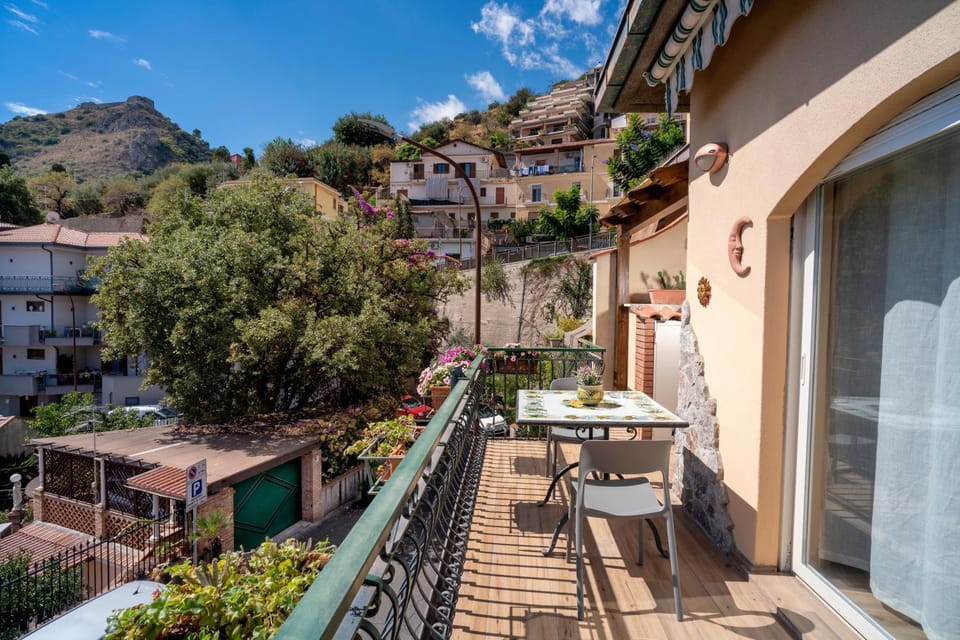 Property building, Balcony/Terrace, Dining area