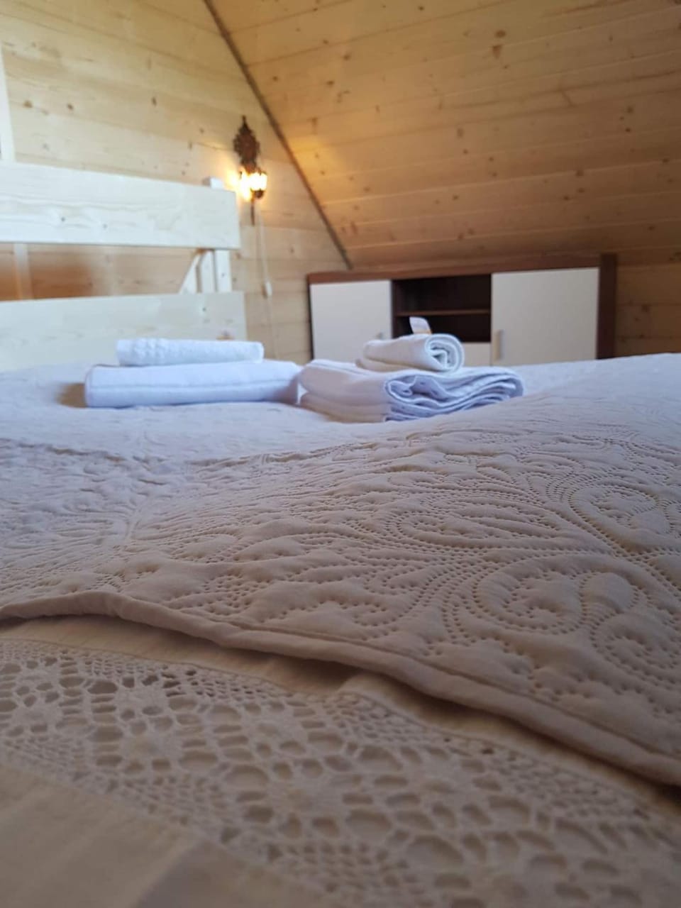 Bed, Bedroom, towels