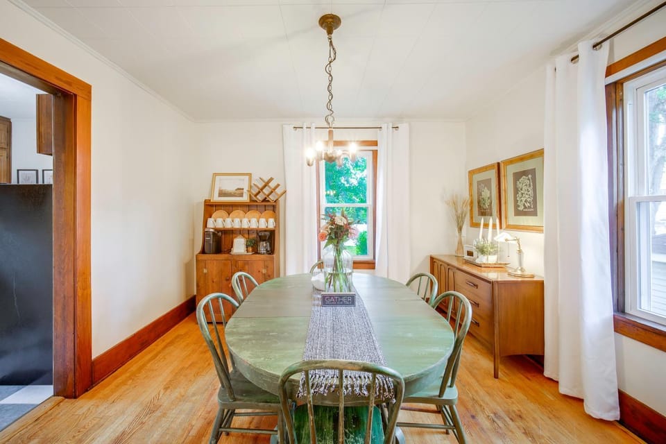 Hot Tub Haven in Wooster: Walk to Shops & Eats! House in Wooster