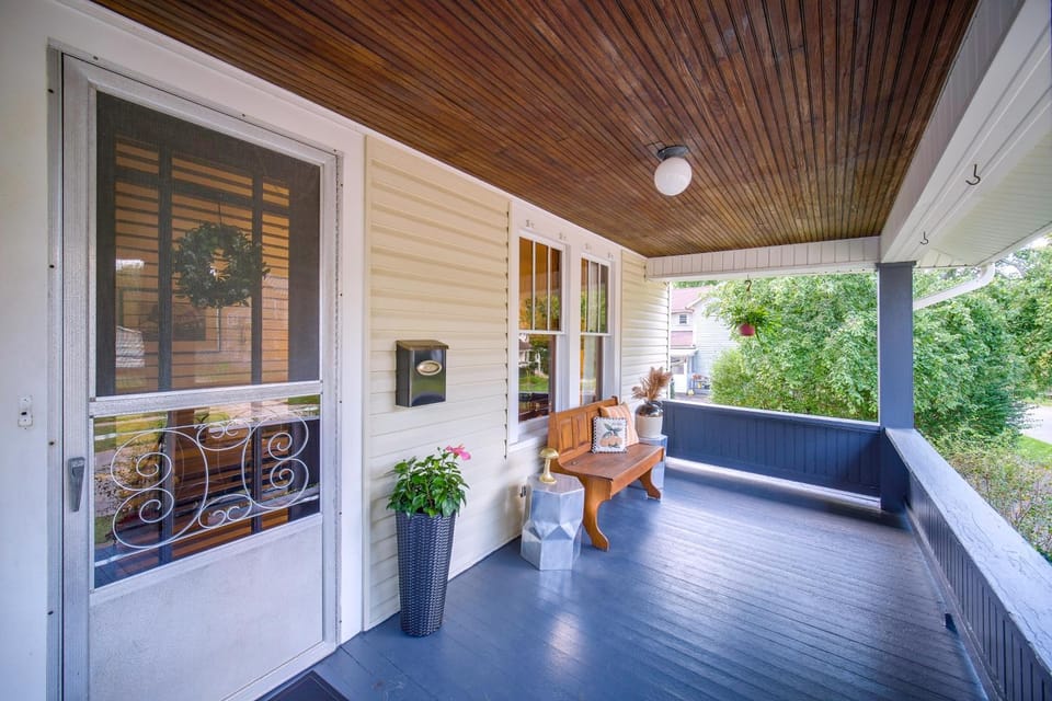 Hot Tub Haven in Wooster: Walk to Shops & Eats! House in Wooster