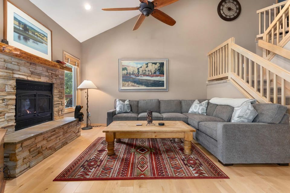 Mountain Cascades - 4 Bedrooms 4 Bathrooms with easy access to the ski mountain and plenty of room for the whole family House in Steamboat Springs
