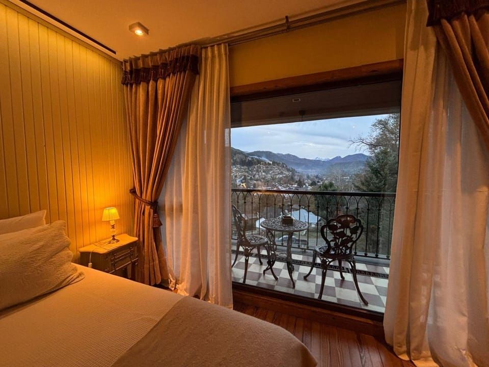 Natural landscape, Balcony/Terrace, Photo of the whole room, Bedroom, City view, Mountain view