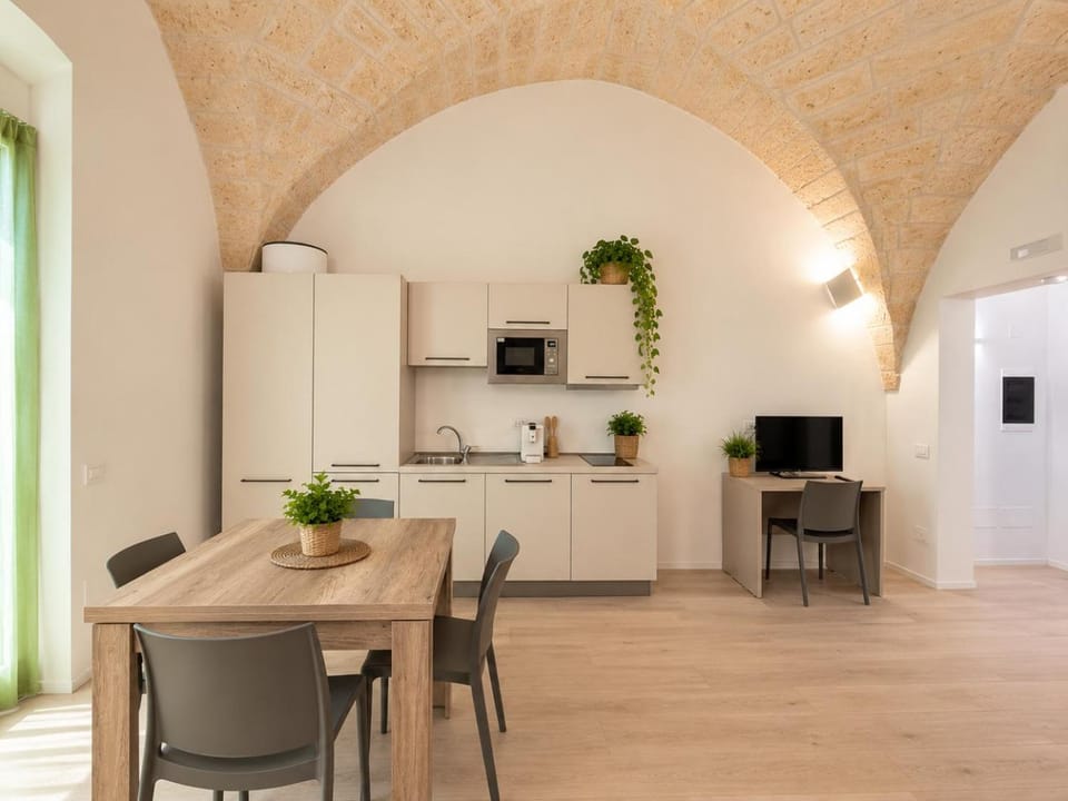 Kitchen or kitchenette, Dining area