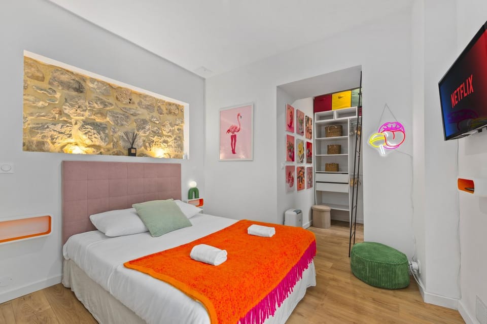 Bed, TV and multimedia, Photo of the whole room, Bedroom, towels