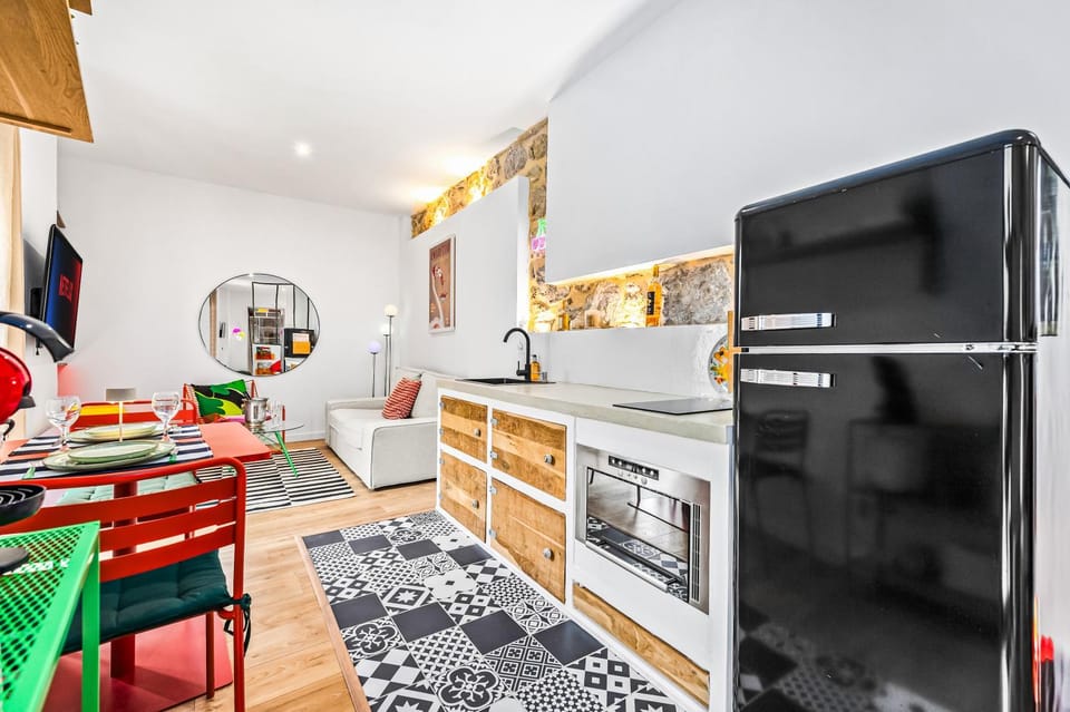 TV and multimedia, Coffee/tea facilities, Kitchen or kitchenette, Dining area, microwave, stove, toaster