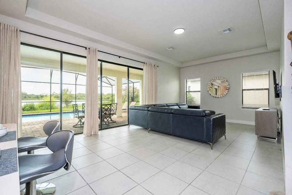 6BR Lake View Villa Private Pool Near Legoland Villa in Haines City