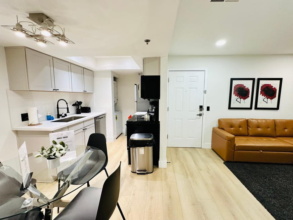 LUX 1 BR Condo Fully Renovated Pool Gym and Jacuzzi House in Paradise