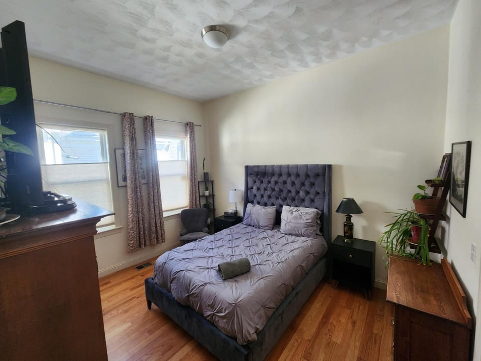 Bed, TV and multimedia, Bedroom
