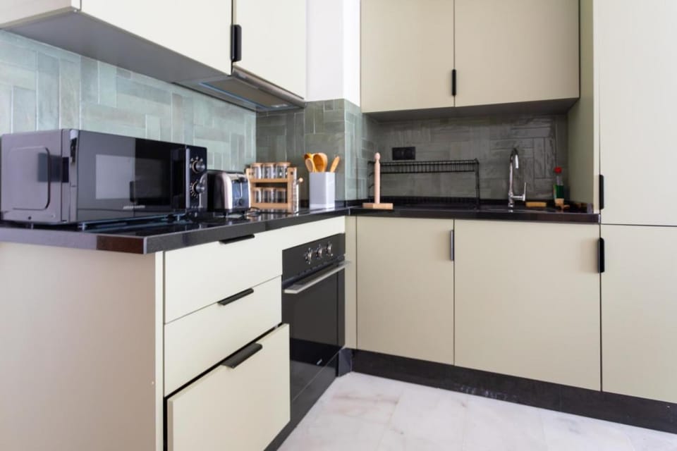 Coffee/tea facilities, Kitchen or kitchenette, minibar, oven, stove, toaster