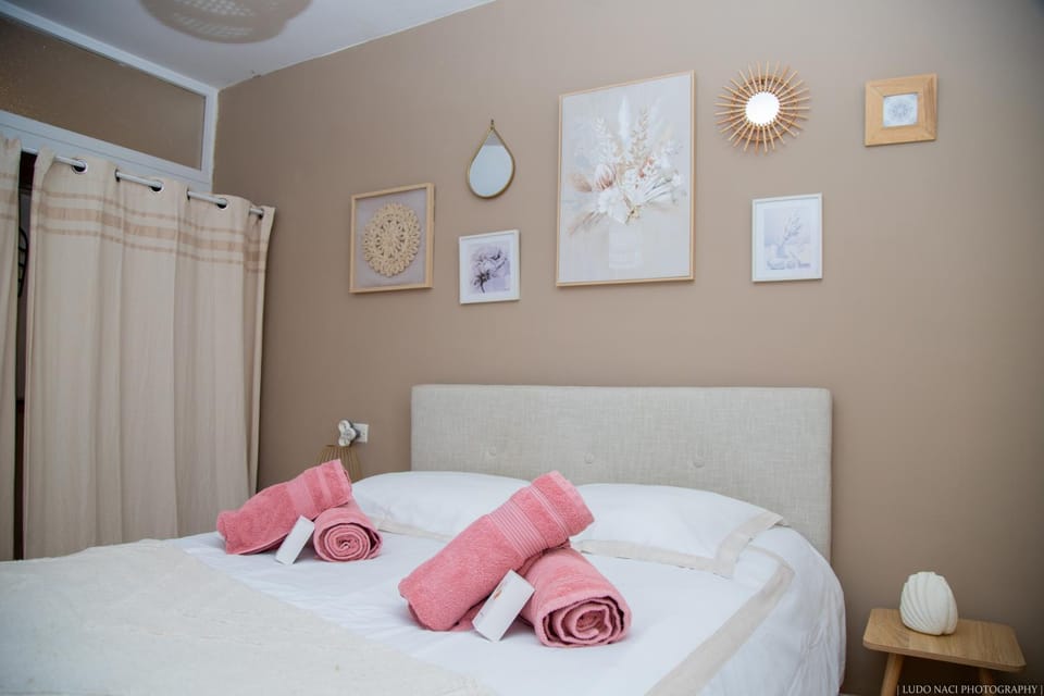 Bed, Photo of the whole room, Bedroom, towels