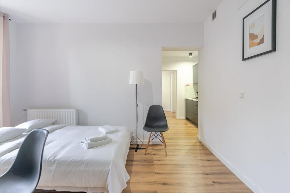 Bed, Photo of the whole room, Seating area, Bedroom, towels