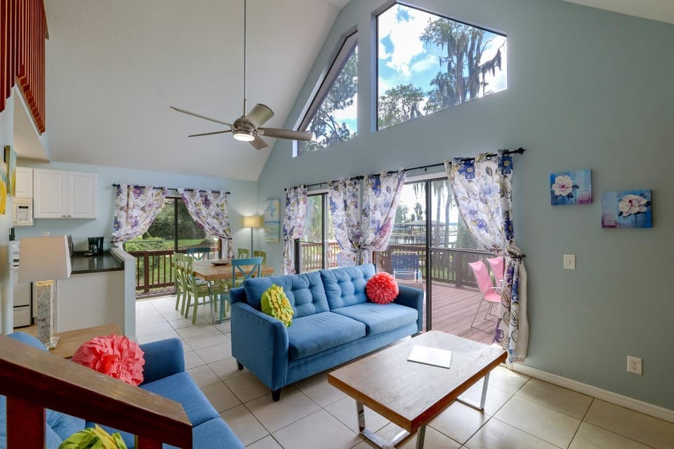 Lake House: Resort Amenities, Pool, Dock & Beach House in Clermont