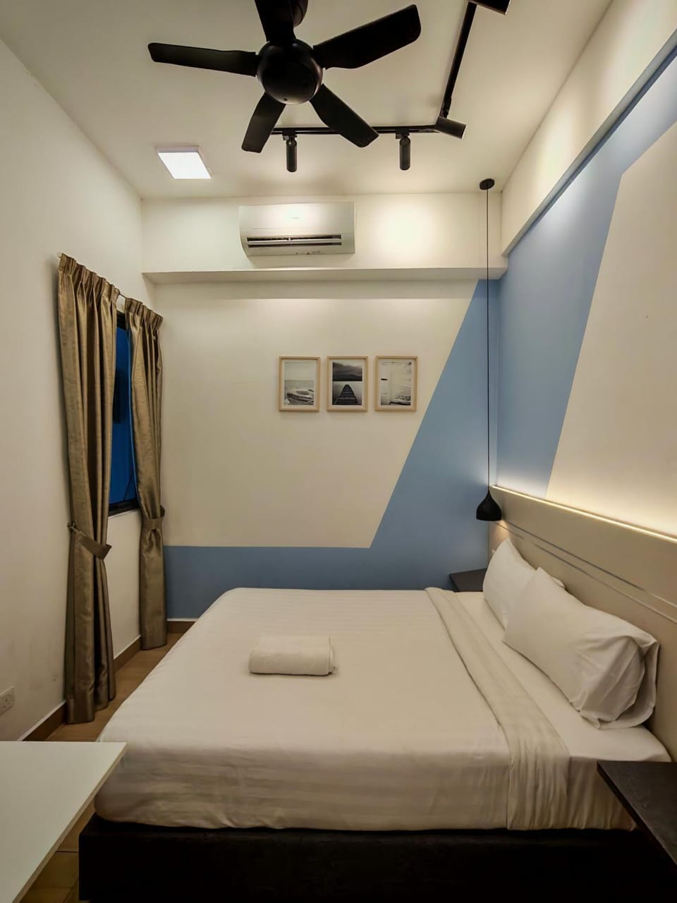 Bed, Photo of the whole room, Bedroom, fireplace, towels, air conditioner
