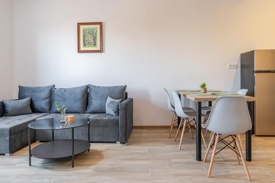 Kitchen or kitchenette, Living room, Seating area, oven