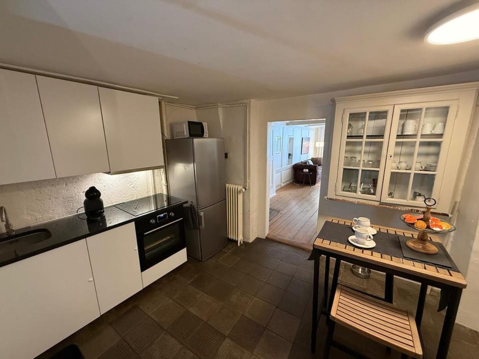 Old Town Oasis with 4 Beds, Balcony & Office Apartment in Canton of Bern (Region)