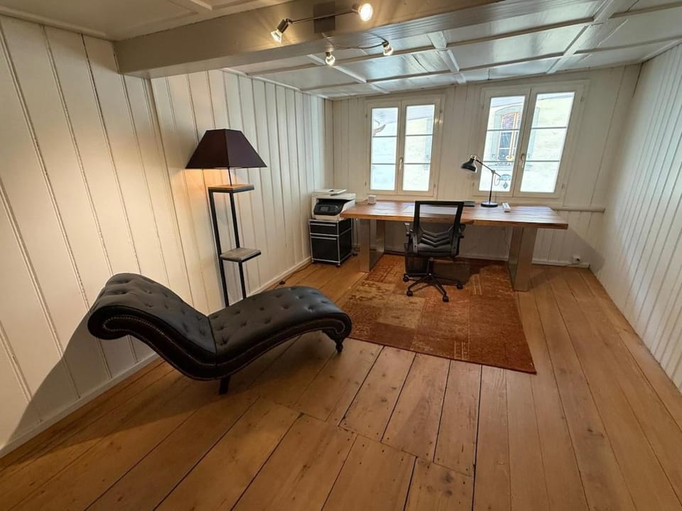 Old Town Oasis with 4 Beds, Balcony & Office Apartment in Canton of Bern (Region)