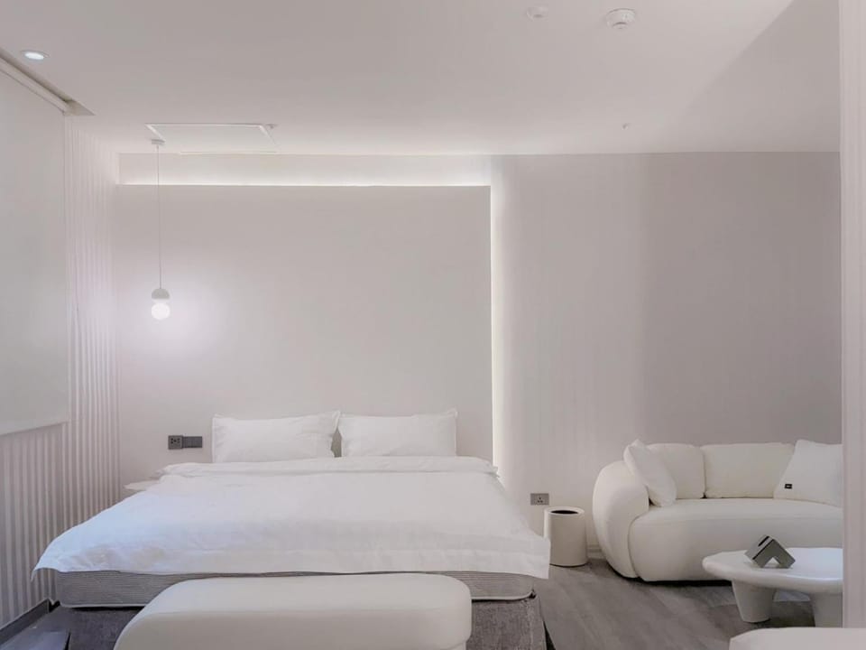 Bed, Quiet street view