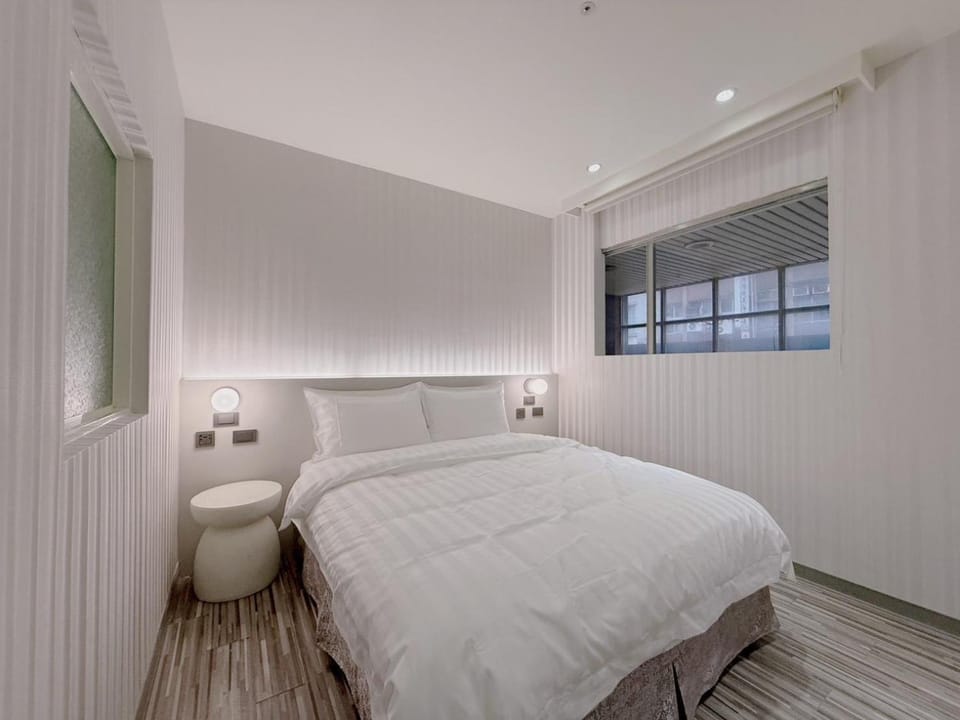 Photo of the whole room, Quiet street view