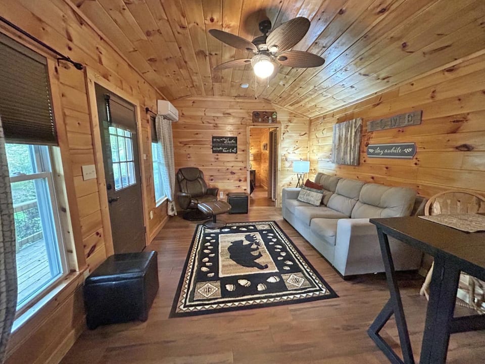 Leyland Little Cabin Adorable Newly Constructed Tiny House with Mountain Views Cabin in Whittier