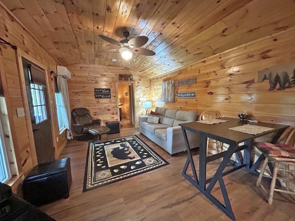 Leyland Little Cabin Adorable Newly Constructed Tiny House with Mountain Views Cabin in Whittier