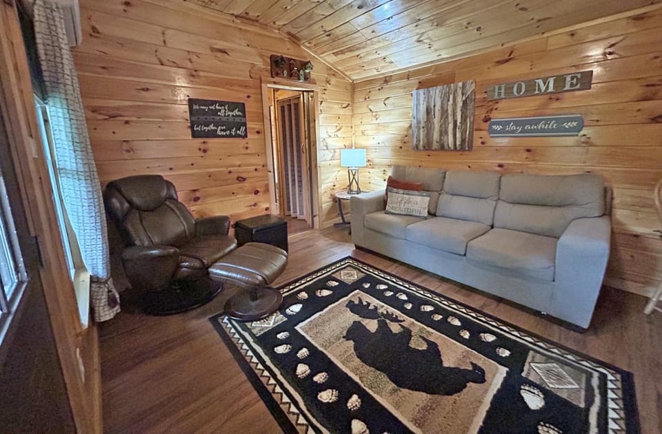 Leyland Little Cabin Adorable Newly Constructed Tiny House with Mountain Views Cabin in Whittier
