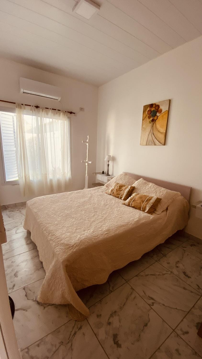 Bed, Bedroom, air conditioner