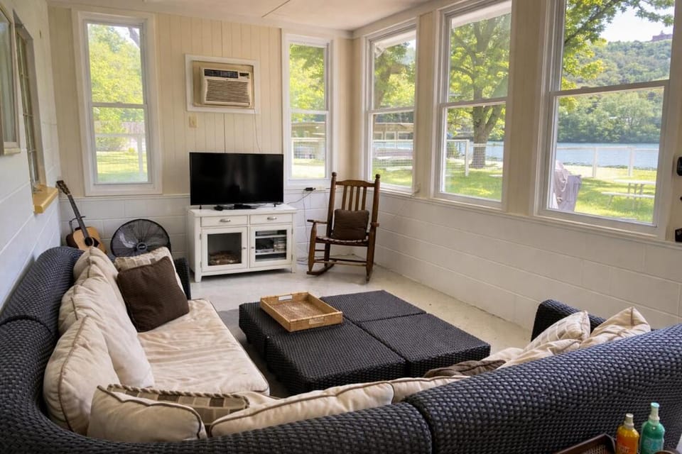 Communal lounge/ TV room, TV and multimedia, Living room, Seating area, Evening entertainment