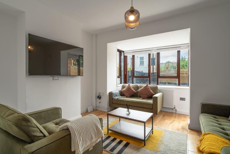 3-Bedroom Flat in Dalston 3-mins to Overground Apartment in London Borough of Islington