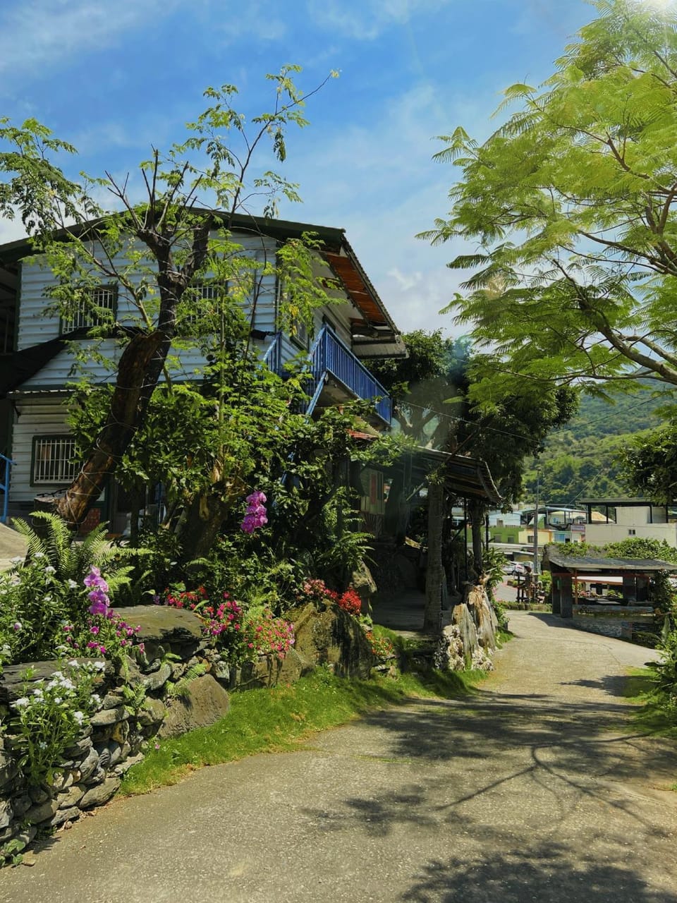Property building, Natural landscape, Garden, Garden view, Street view