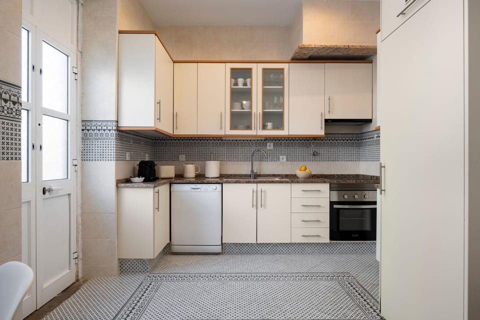 Coffee/tea facilities, Kitchen or kitchenette, Communal kitchen, dishwasher, oven, stove
