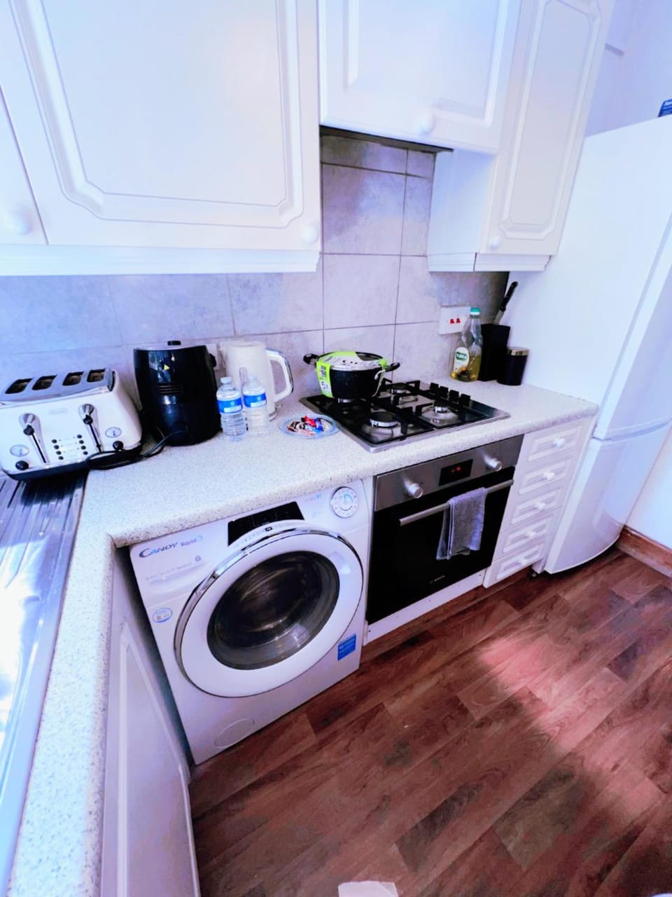 Small double bedroom in a bright flat near Heathrow & mins to River Vacation rental in Twickenham