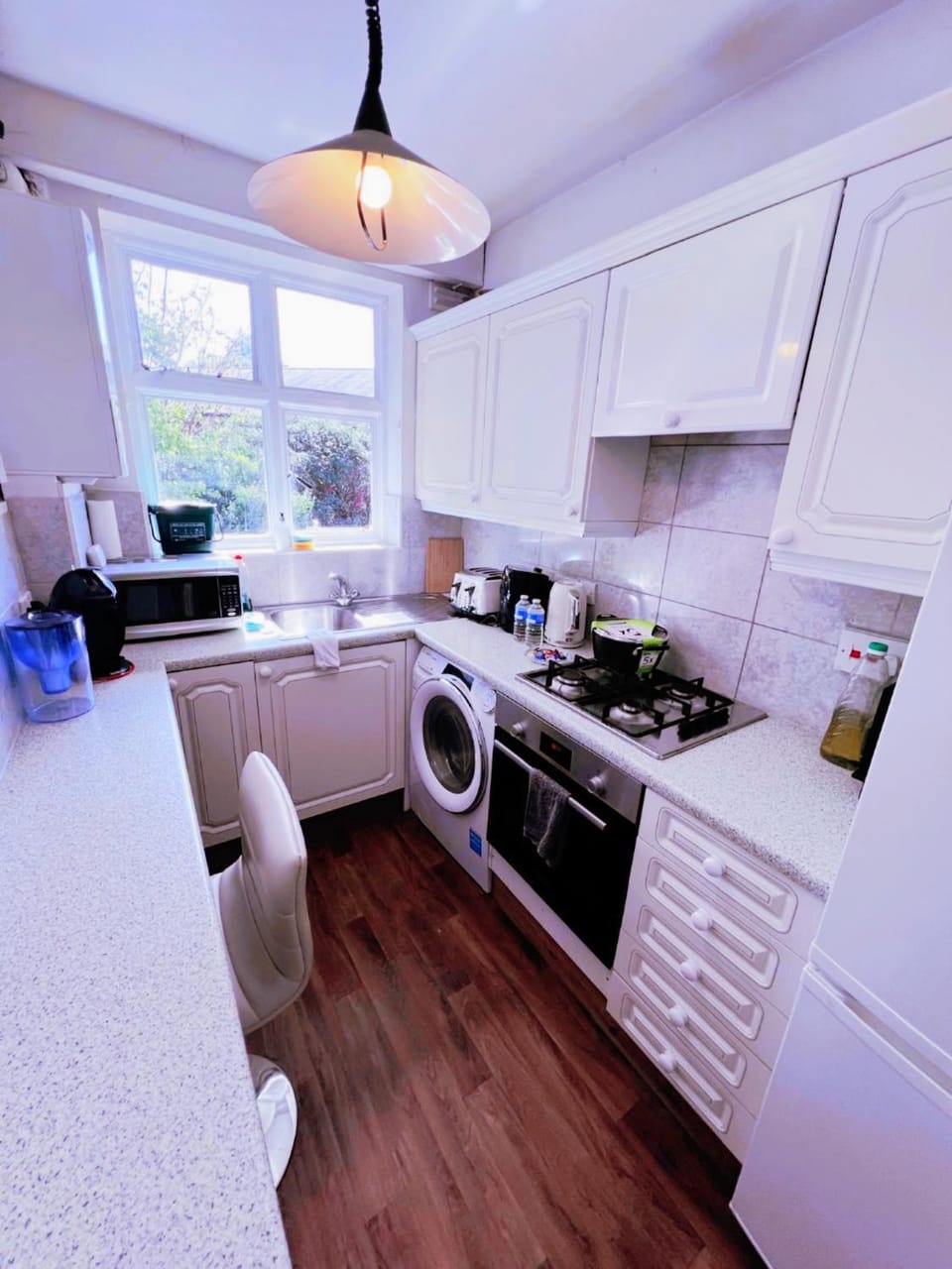Small double bedroom in a bright flat near Heathrow & mins to River Vacation rental in Twickenham