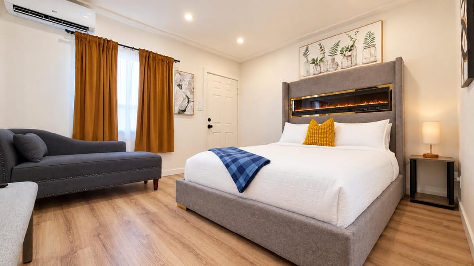 Bed, Living room, Photo of the whole room, Seating area, Bedroom, fireplace, air conditioner