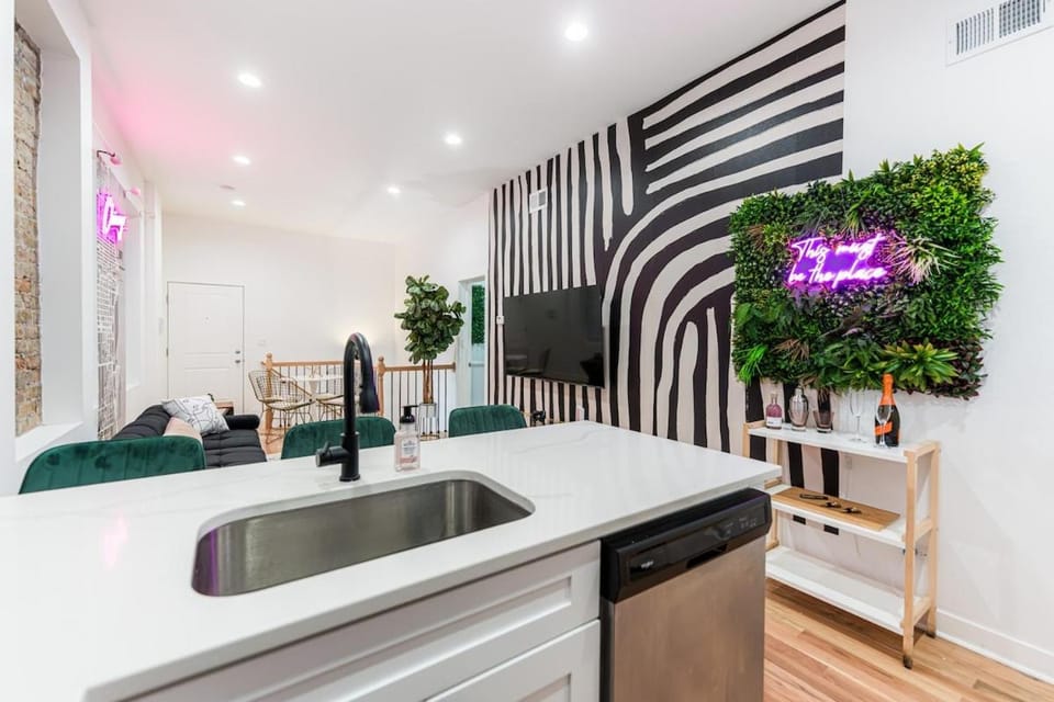 Bold 3BR West Town Sleeps 8 - Patio & Free Parking Apartment in Chicago