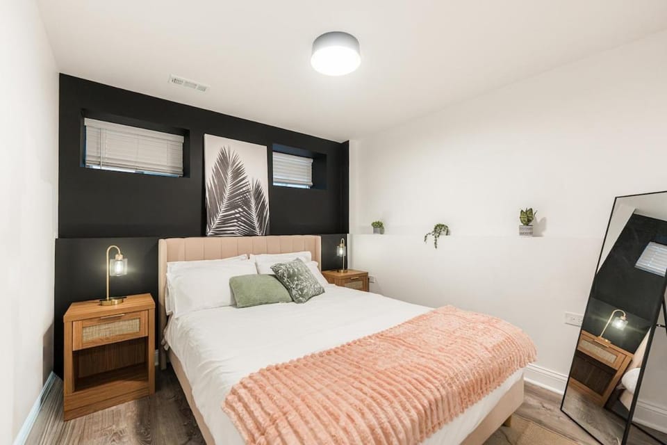 Bold 3BR West Town Sleeps 8 - Patio & Free Parking Apartment in Chicago